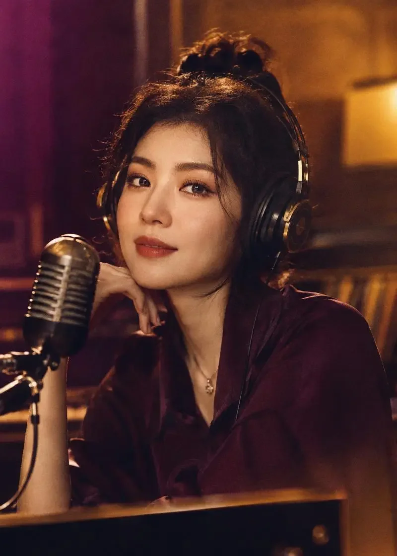 调频 98.7 - 红果短剧高清魔改 《调频 98.7》封面剧照,杨砚 · 夜班电台主持人